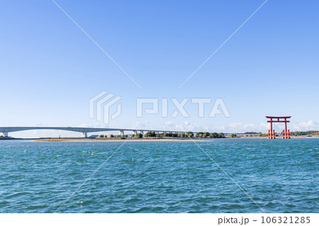 静岡県浜松市　快晴の浜名湖とシンボルの赤鳥居 106321285