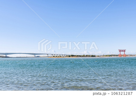 静岡県浜松市　快晴の浜名湖とシンボルの赤鳥居 106321287