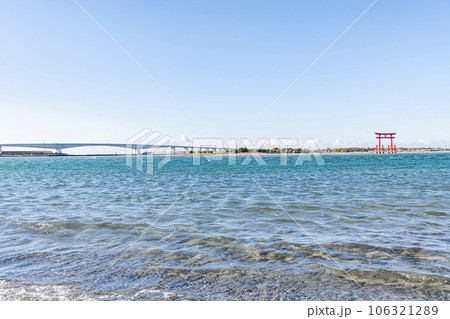 静岡県浜松市　快晴の浜名湖とシンボルの赤鳥居 106321289