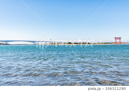 静岡県浜松市　快晴の浜名湖とシンボルの赤鳥居 106321290