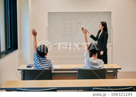 塾で問題を回答する小学生の女の子と男の子 塾で問題を回答する小学生の女の子と男の子 106321295