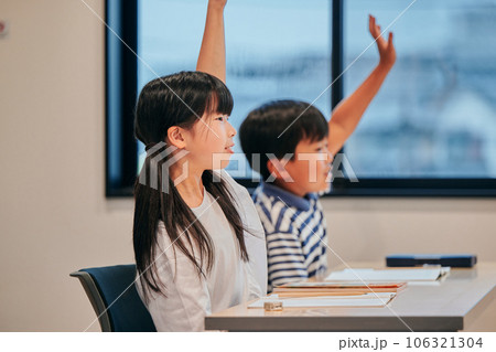 塾で問題を回答する小学生の女の子 塾で問題を回答する小学生の女の子 106321304
