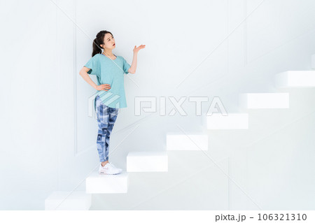 ダイエットに悩む若い女性 ダイエットに悩む若い女性 106321310