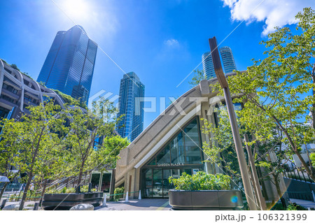 日本の東京都市景観 新たにお目見えした神谷町駅出入口や新名所・麻布台ヒルズなどを望む 106321399