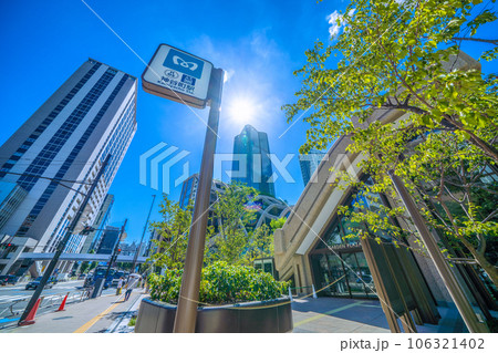 日本の東京都市景観 新たにお目見えした神谷町駅出入口や新名所・麻布台ヒルズなどを望む 106321402