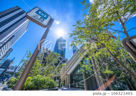 日本の東京都市景観 新たにお目見えした神谷町駅出入口や新名所・麻布台ヒルズなどを望む 106321403