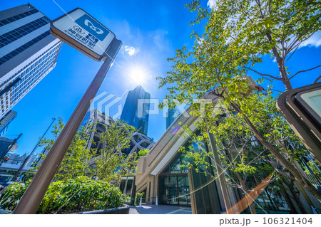 日本の東京都市景観 新たにお目見えした神谷町駅出入口や新名所・麻布台ヒルズなどを望む 106321404