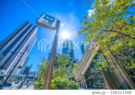 日本の東京都市景観 新たにお目見えした神谷町駅出入口や新名所・麻布台ヒルズなどを望む 106321406