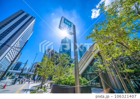 日本の東京都市景観 新たにお目見えした神谷町駅出入口や新名所・麻布台ヒルズなどを望む 106321407