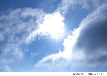夏空の太陽と雲　横浜 106321515