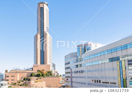 静岡県浜松市　快晴のJR浜松駅（北口）と浜松のシンボル「浜松アクトタワー」 106321739