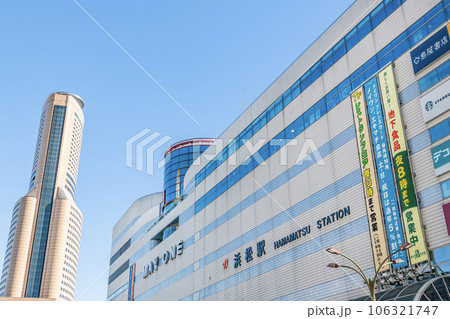 静岡県浜松市　快晴のJR浜松駅（北口）と浜松のシンボル「浜松アクトタワー」 106321747