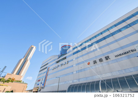 静岡県浜松市　快晴のJR浜松駅（北口）と浜松のシンボル「浜松アクトタワー」 106321752