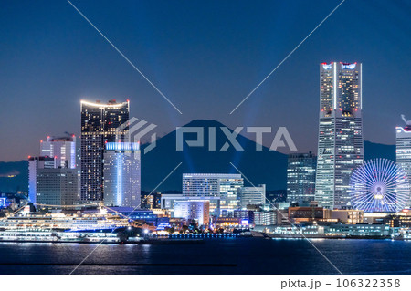 富士山が見えるみなとみらいのマジックアワー 106322358