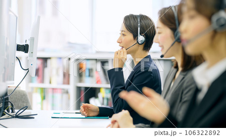 オフィスで仕事をする女性会社員のグループ 106322892