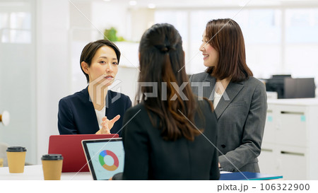 ミーティングする女性会社員グループ ミーティングする女性会社員グループ 106322900
