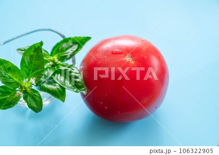 完熟トマトとスイートバジル 106322905