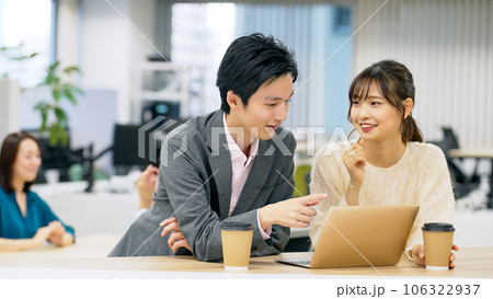 オフィスでミーティングするビジネスグループ オフィスでミーティングするビジネスグループ 106322937