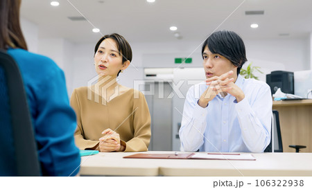 オフィスでカップルを接客する係員 オフィスでカップルを接客する係員 106322938