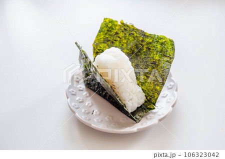 海苔巻きおにぎり 海苔巻きおにぎり 106323042