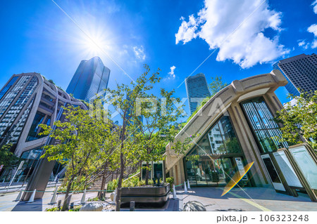 日本の東京都市景観 新たにお目見えした神谷町駅出入口や新名所・麻布台ヒルズなどを望む 106323248