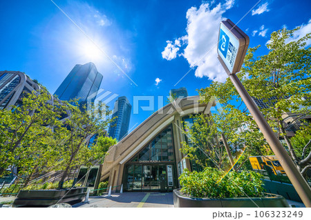 日本の東京都市景観 新たにお目見えした神谷町駅出入口や新名所・麻布台ヒルズなどを望む 106323249