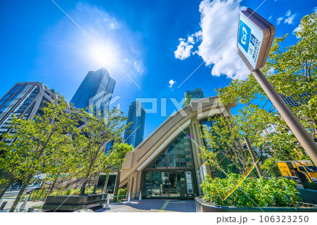 日本の東京都市景観 新たにお目見えした神谷町駅出入口や新名所・麻布台ヒルズなどを望む 106323250