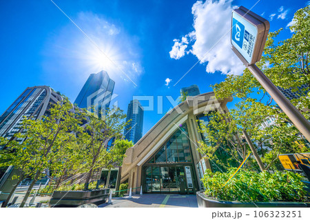日本の東京都市景観 新たにお目見えした神谷町駅出入口や新名所・麻布台ヒルズなどを望む 106323251