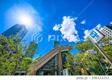 日本の東京都市景観 新たにお目見えした神谷町駅出入口や新名所・麻布台ヒルズなどを望む 106323252