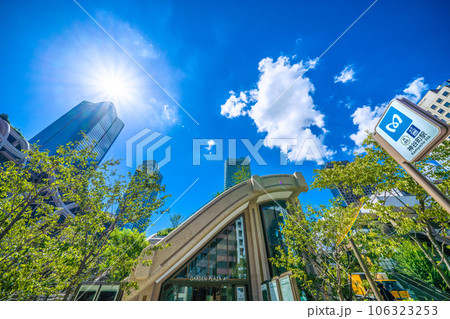日本の東京都市景観 新たにお目見えした神谷町駅出入口や新名所・麻布台ヒルズなどを望む 106323253