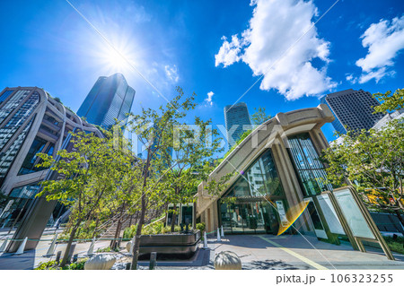 日本の東京都市景観 新たにお目見えした神谷町駅出入口や新名所・麻布台ヒルズなどを望む 106323255