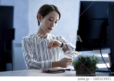残業するビジネスウーマン 106323951