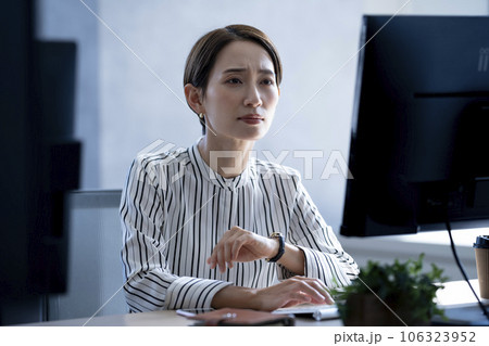 残業するビジネスウーマン 106323952