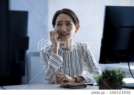 残業するビジネスウーマン 106323956