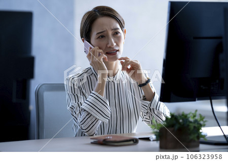 残業するビジネスウーマン 106323958