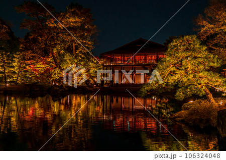 秋の徳川園、紅葉のライトアップ〈愛知県名古屋市〉 106324048