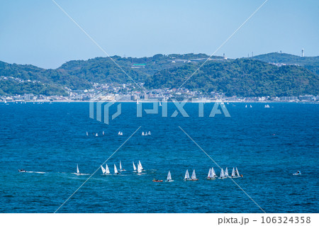 ウィンドサーフィンで賑わう海 ウィンドサーフィンで賑わう海 106324358