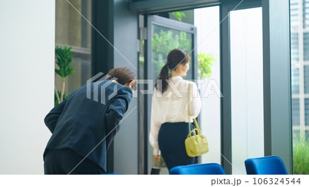 客を見送るショップ店員 106324544