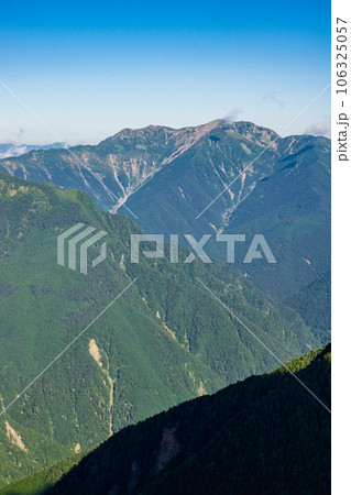 山梨県の南アルプスの観音ヶ岳の山頂から見る 仙丈ケ岳 山梨県の南アルプスの観音ヶ岳の山頂から見る 仙丈ケ岳 106325057