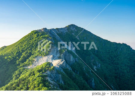 山梨県の南アルプスの鳳凰三山の観音ヶ岳 106325088