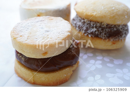 ドゥルセ・デ・レチェをはさんだクッキー　アルファホーレス 106325909