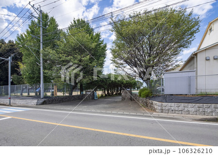 西原村立西原中学校校門 106326210