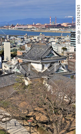 和歌山城天守閣から紀の川方面を臨む(和歌山県和歌山市) 和歌山城天守閣から紀の川方面を臨む(和歌山県和歌山市) 106326265