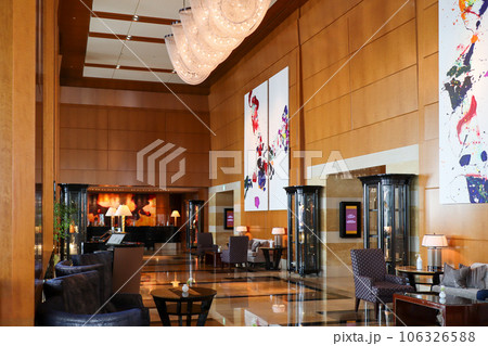高級ホテル　リッツカールトン東京のロビーラウンジ 106326588