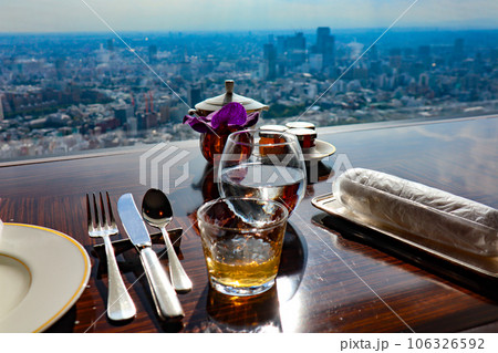 高級ホテル　リッツカールトン東京 最上階ラウンジ　アフタヌーンティー 106326592