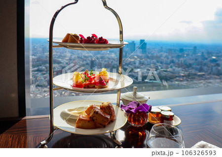高級ホテル　リッツカールトン東京 最上階ラウンジ　アフタヌーンティー 106326593