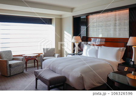 高級ホテル リッツカールトン東京の最上階客室。昼間のクラブフロア 高級ホテル リッツカールトン東京の最上階客室。昼間のクラブフロア 106326596