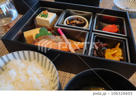 高級ホテル　リッツカールトン東京の朝食。和食 106326605