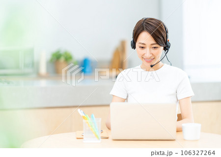 リビングでテレワークをするミドル女性。 リビングでテレワークをするミドル女性。 106327264