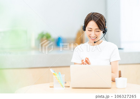 リビングでテレワークをするミドル女性。 リビングでテレワークをするミドル女性。 106327265